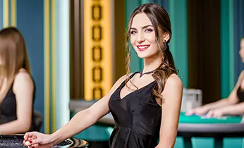 Dealer xinh đẹp đang xóc đĩa trong môi trường casino trực tuyến